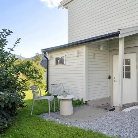 Spacious And Close To The Center *