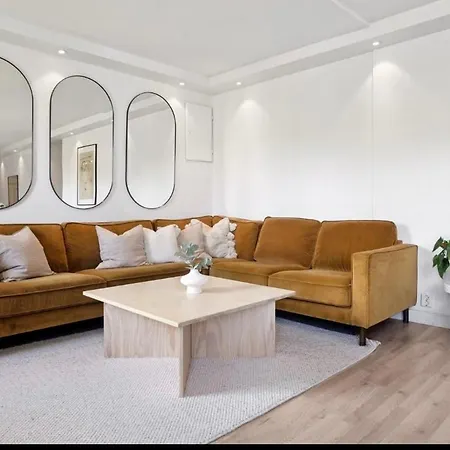 Spacious And Close To The Center *